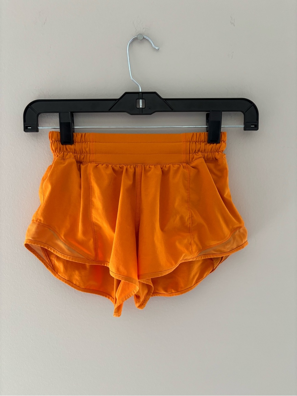 Lululemon Hotty Hot Low-Rise 2.5" Shorts Orange Size 2 Running Shorts